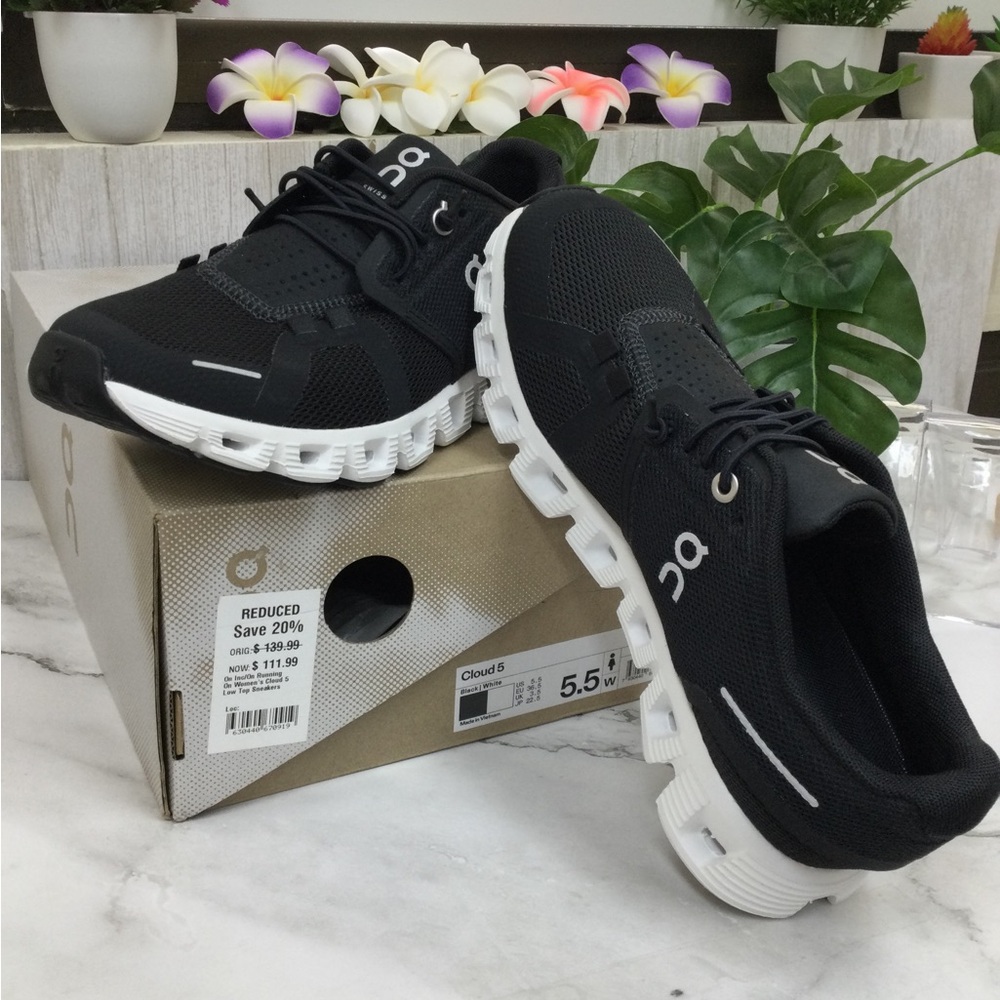 On Cloud 5 Women’s Running Sneakers - Black/White